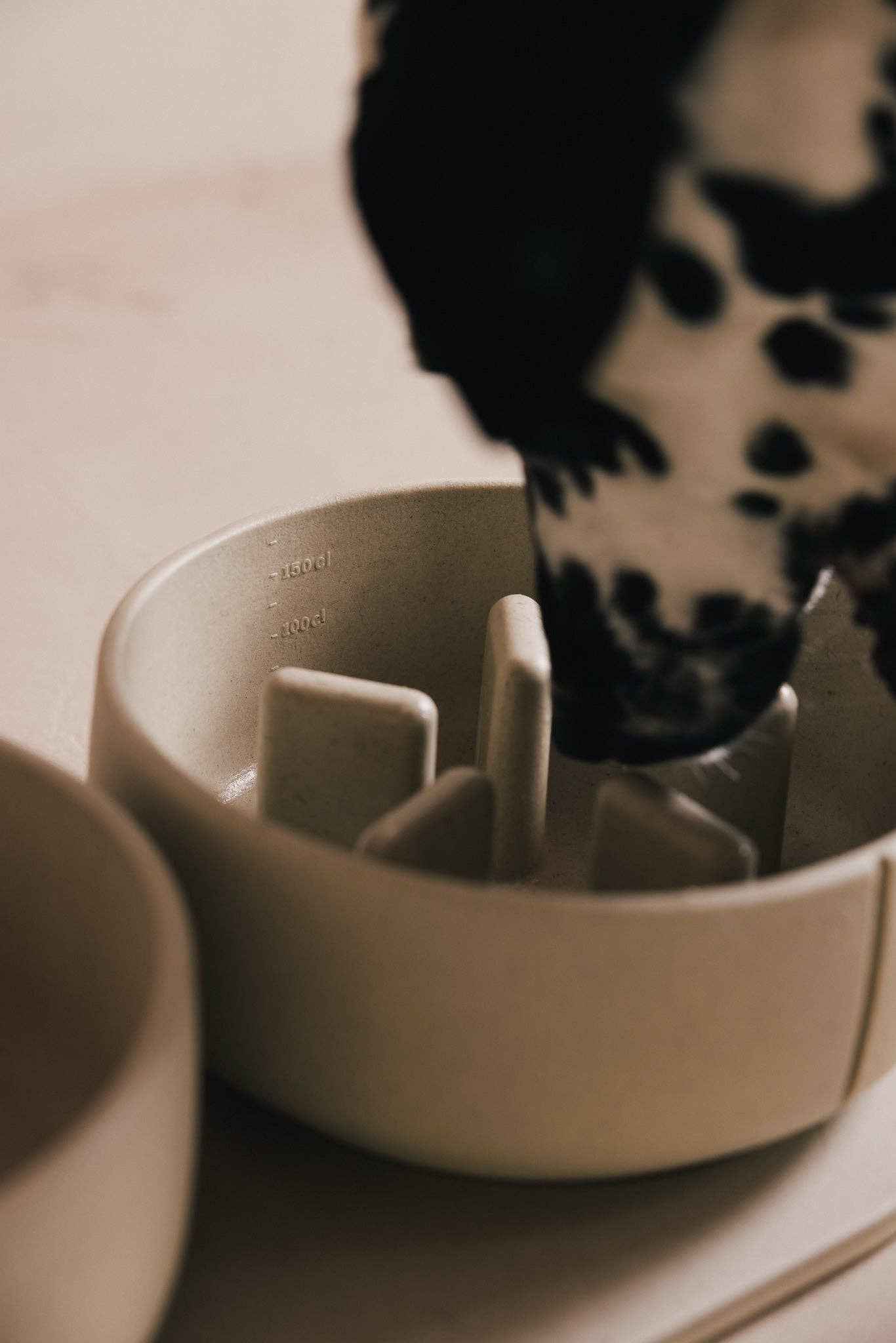 Pino – Slow Feeder Bowl – Ultra-durable Sandstone & Hypoallergenic